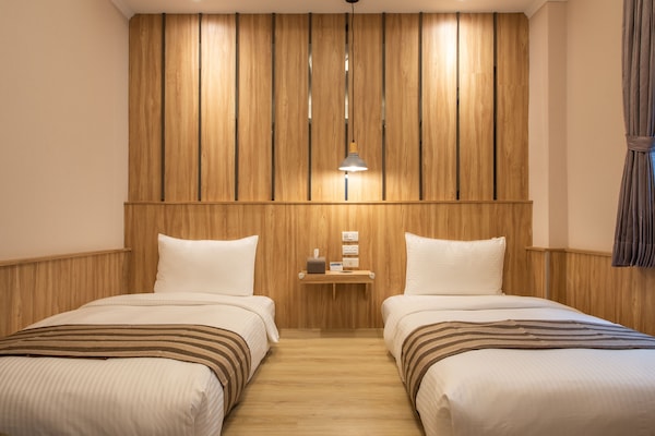 Business Twin Room | Premium bedding, down comforters, pillowtop beds, individually furnished