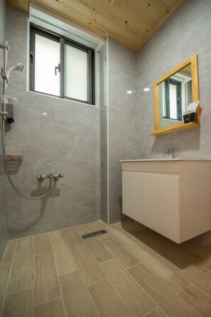 Business Twin Room | Bathroom | Shower, rainfall showerhead, hair dryer, slippers