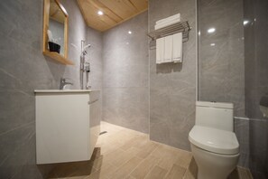 Chambre Triple Familiale | Salle de bain | Douche, douche à « effet pluie », sèche-cheveux, chaussons