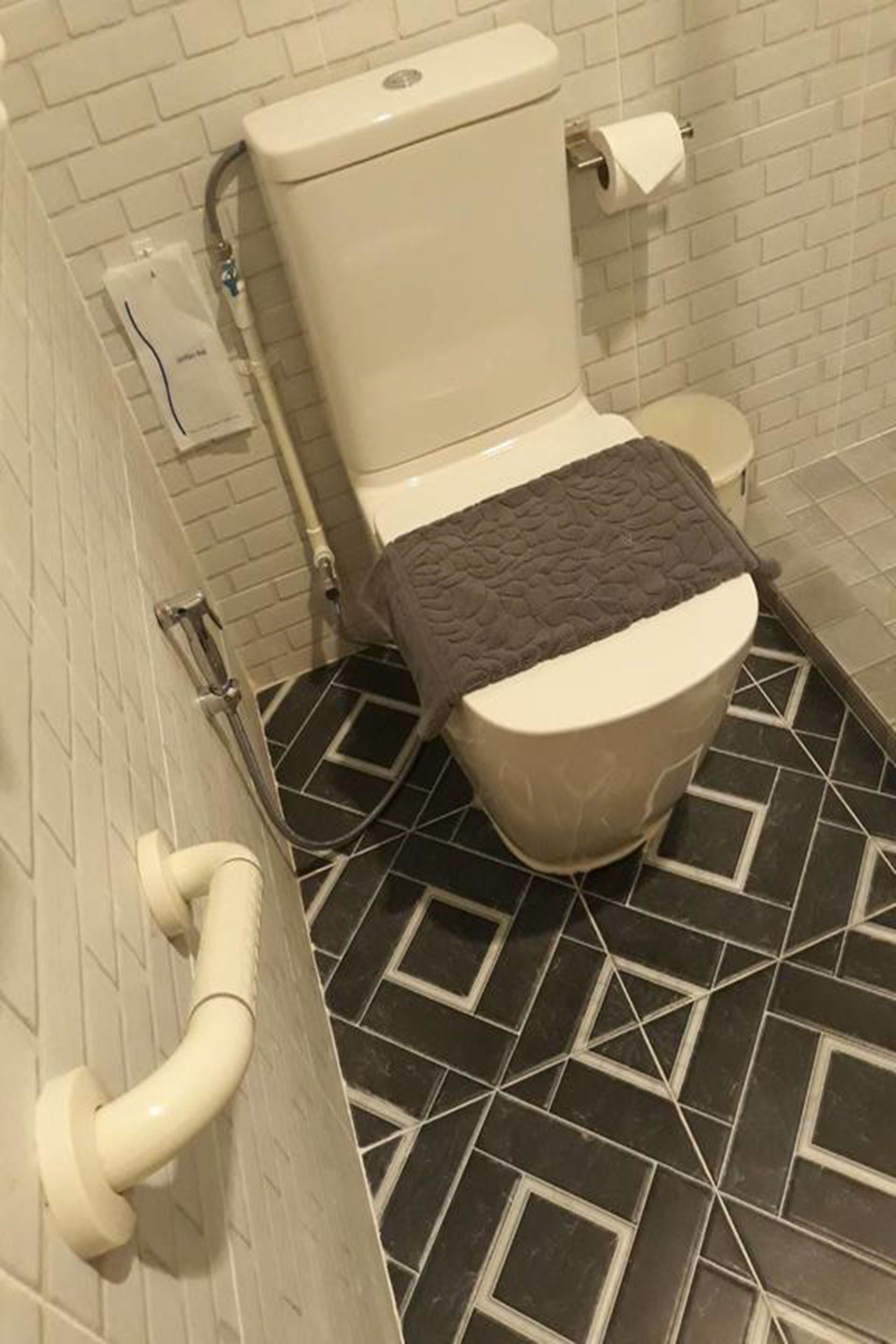 standard room | bathroom | shower, free toiletries, hair dryer, towels