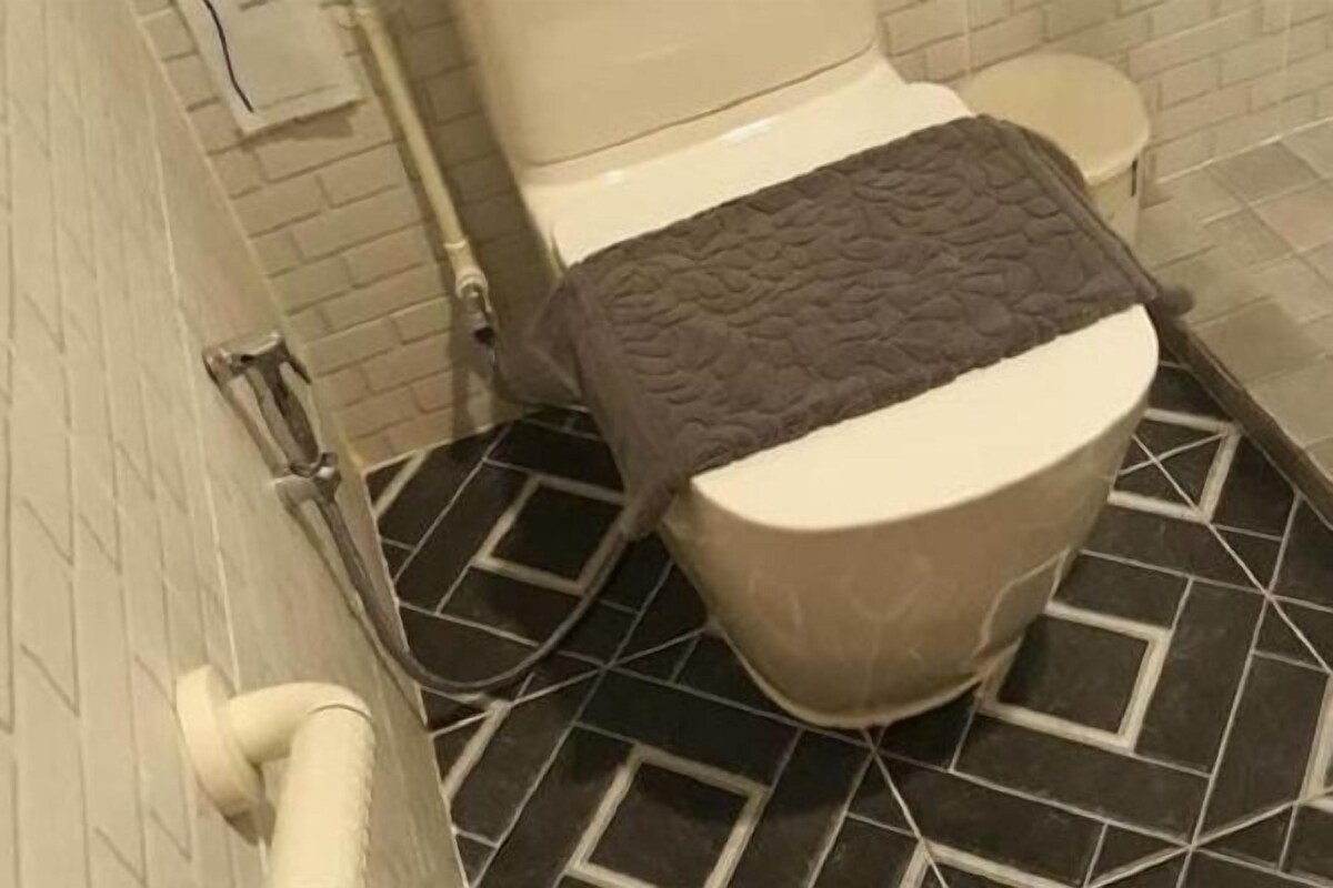 Une salle de bain comprenant des toilettes, une baignoire et un espace douche.