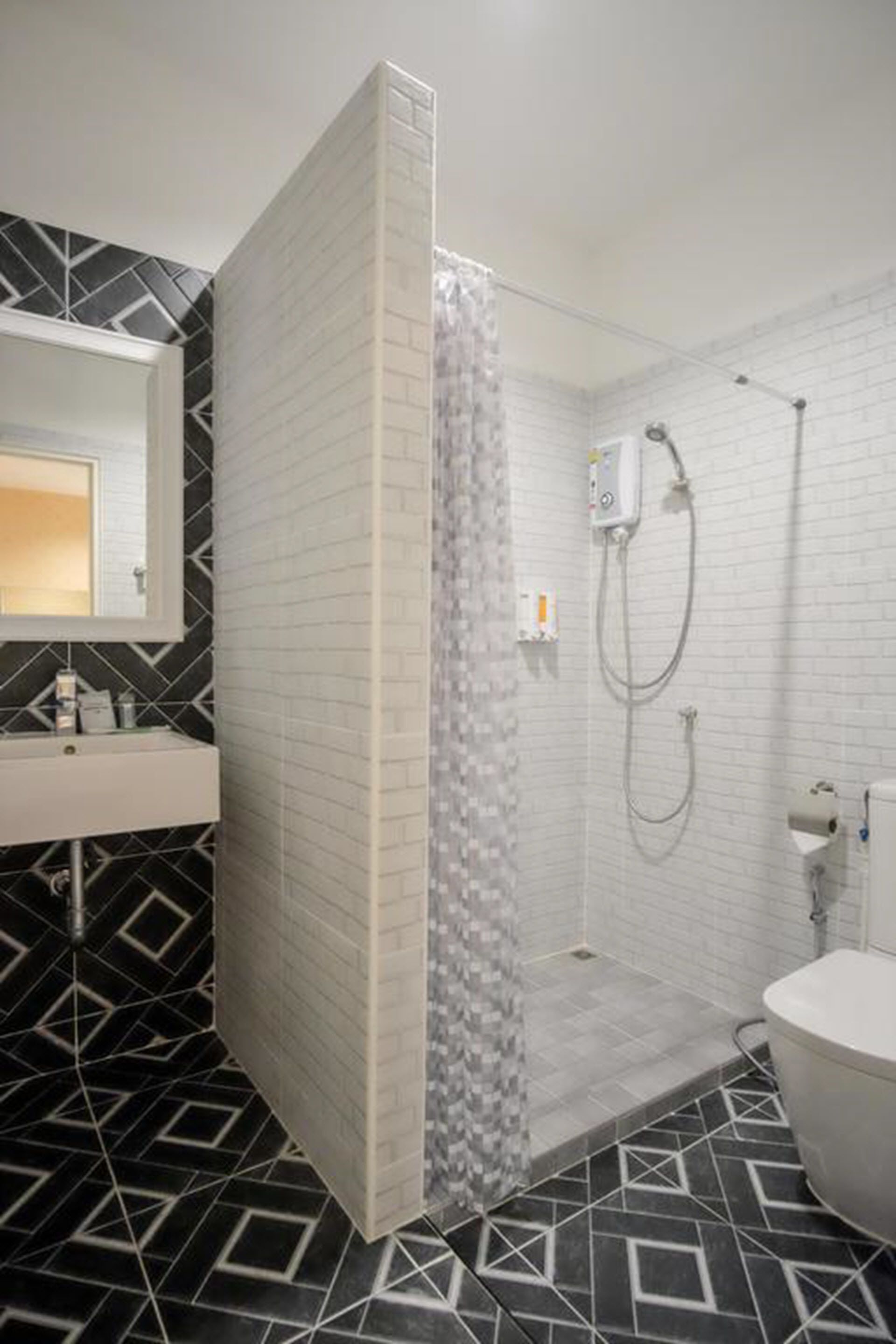 standard room | bathroom | shower, free toiletries, hair dryer, towels