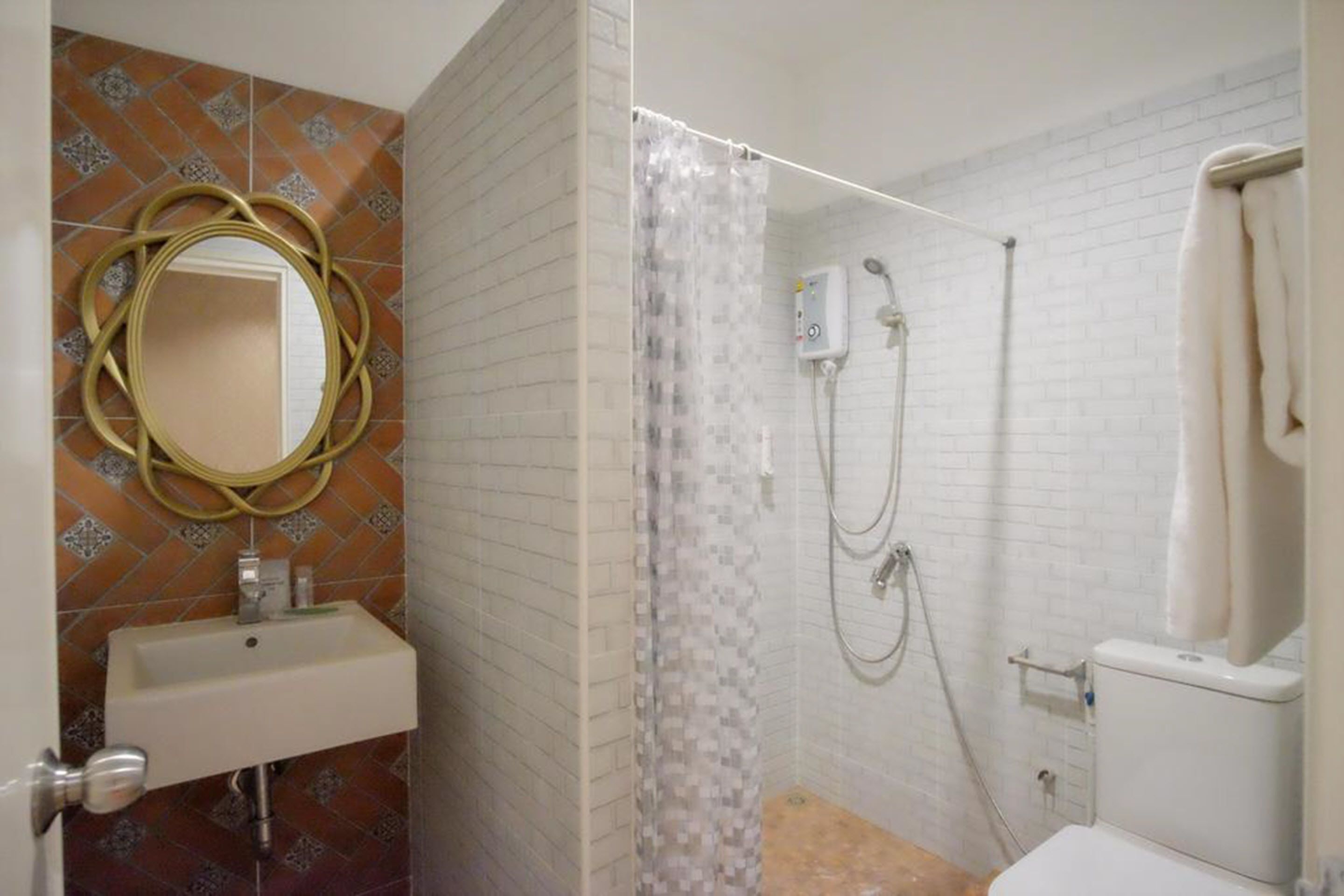 standard room | bathroom | shower, free toiletries, hair dryer, towels