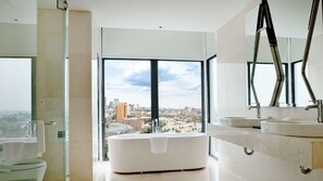 Royal Suite | Bathroom | Free toiletries, hair dryer, bathrobes, slippers - Goodrich Suites, Jakarta (Jakarta)
