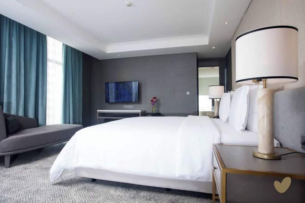 Egyptian cotton sheets, premium bedding, pillowtop beds, minibar