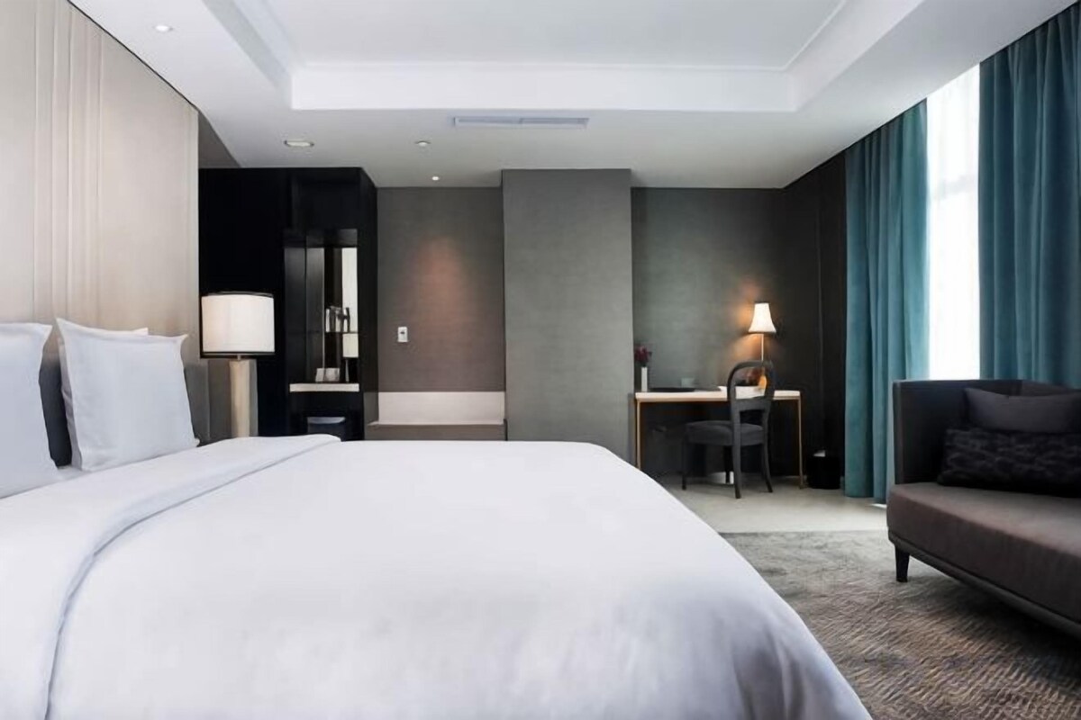 Egyptian cotton sheets, premium bedding, pillowtop beds, minibar