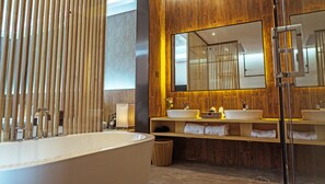 Shower, hydromassage showerhead, free toiletries, hair dryer - Lin Yin Art Hotel Shanghai PVG Airport Disneyland Free Shuttle (Shanghai)