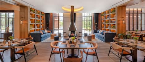 Daily buffet breakfast (CNY 198.00 per person)