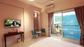 Standaard vierpersoonskamer, 2 tweepersoonsbedden, balkon, uitzicht op rivier | Geluiddichte muren, gratis wifi, beddengoed