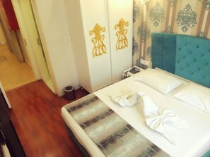 スタンダード ダブルルーム 1 ベッドルーム | ミニバー、防音設備、アイロン / アイロン台、WiFi (無料)