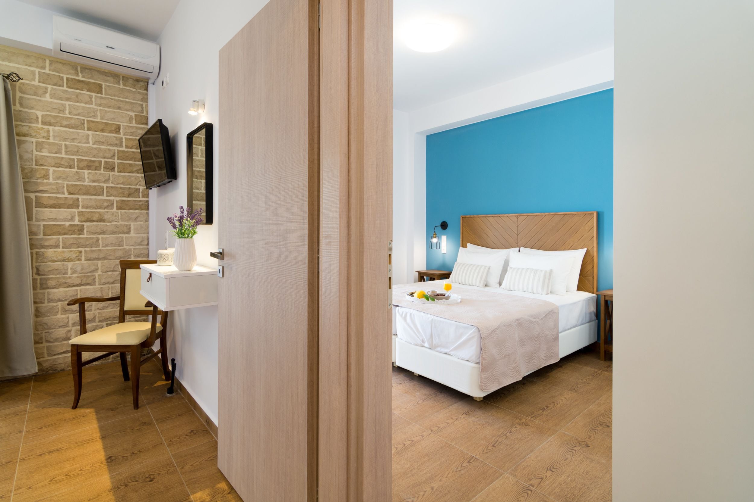 Une chambre à coucher avec un lit, une table de chevet et une chaise.