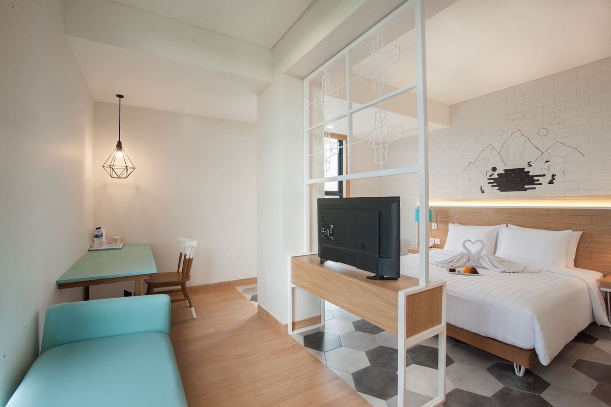 Premium bedding, in-room safe, desk, free WiFi