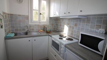 Apartamento | Cozinha privada | Geladeira, cooktop, cafeteira/chaleira, chaleira elétrica