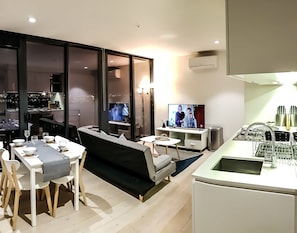 Deluxe Apartment, 2 Queen Beds, Accessible, Harbor View | Living area | Flat-screen TV, Netflix