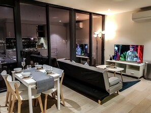 Deluxe-Apartment, 2 Queen-Betten, barrierefrei, Hafenblick | Wohnbereich | Flachbildfernseher, Netflix