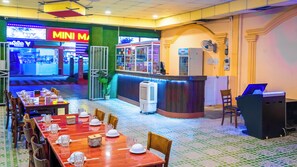 Breakfast, lunch, dinner served; local and international cuisine
