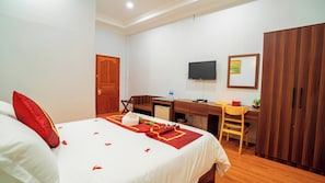 1 bedroom, premium bedding, desk