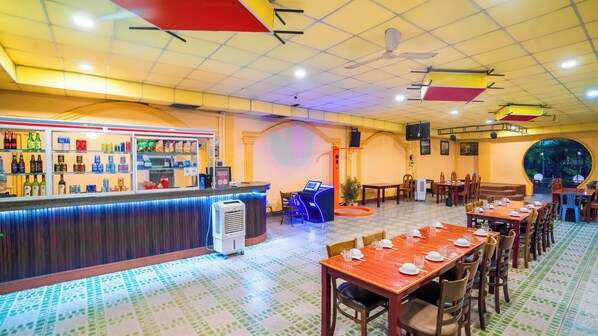 Breakfast, lunch, dinner served; local and international cuisine
