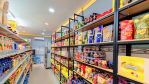 Un rayon d’épicerie où l’on trouve divers produits emballés et des en-cas, présentés sur des étagères.
