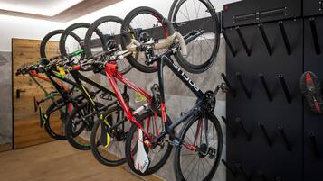 Un porte-vélos avec plusieurs bicyclettes.