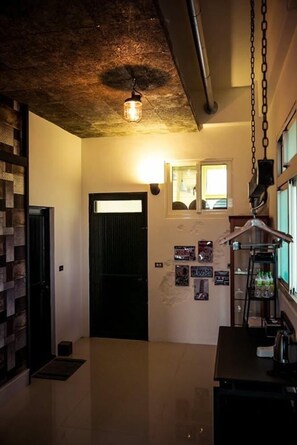 デスク、遮光カーテン、WiFi (無料)、ベッドシーツ