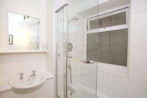 Apartment, 2 Schlafzimmer, 2 Bäder | Badezimmer | Duschwanne, Haartrockner, Handtücher, Shampoo