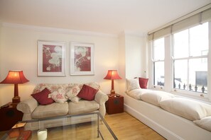 Apartment, 2 Bedrooms, 2 Bathrooms | Living area