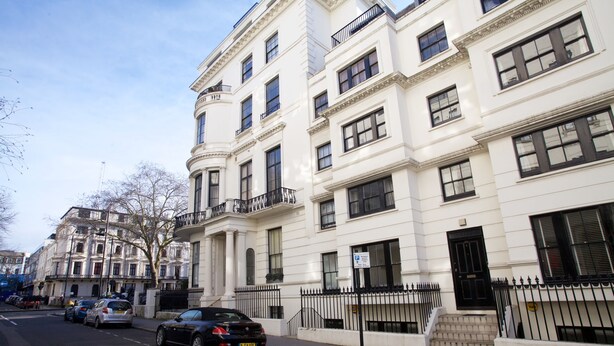 A row of white buildings with black railings and a clear blue sky. - A Place Like Home - Comfortable Apartment in Paddington (London)