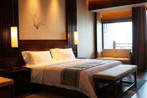 Minibar, coffres-forts dans les chambres, bureau, rideaux occultants