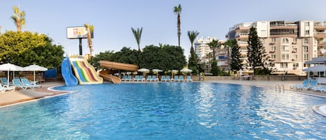 Piscine couverte, piscine extérieure (ouverte en saison)