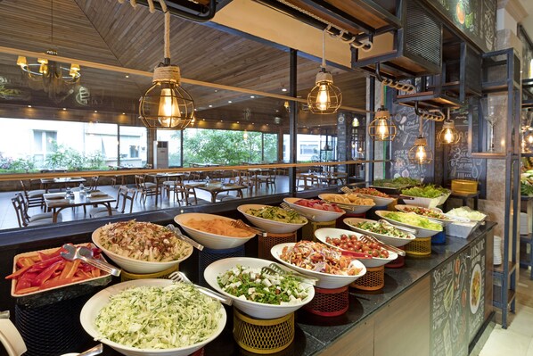 Free daily buffet breakfast