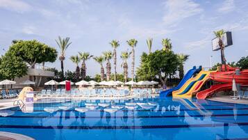 Een binnenzwembad, een seizoensgebonden buitenzwembad