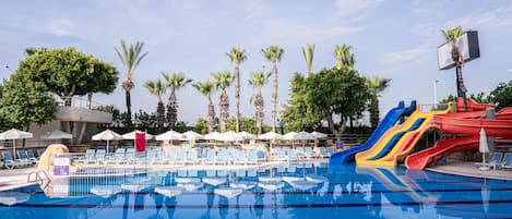Una piscina techada, una piscina al aire libre de temporada, sombrillas