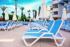 Una piscina cubierta, una piscina al aire libre de temporada, sombrillas