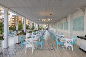 Poolside bar
