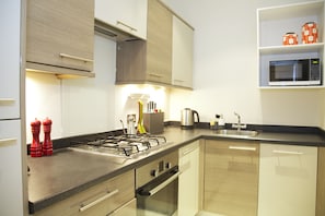 Apartment, 2 Bedrooms, 2 Bathrooms | Private kitchen | Fridge, microwave, oven, stovetop