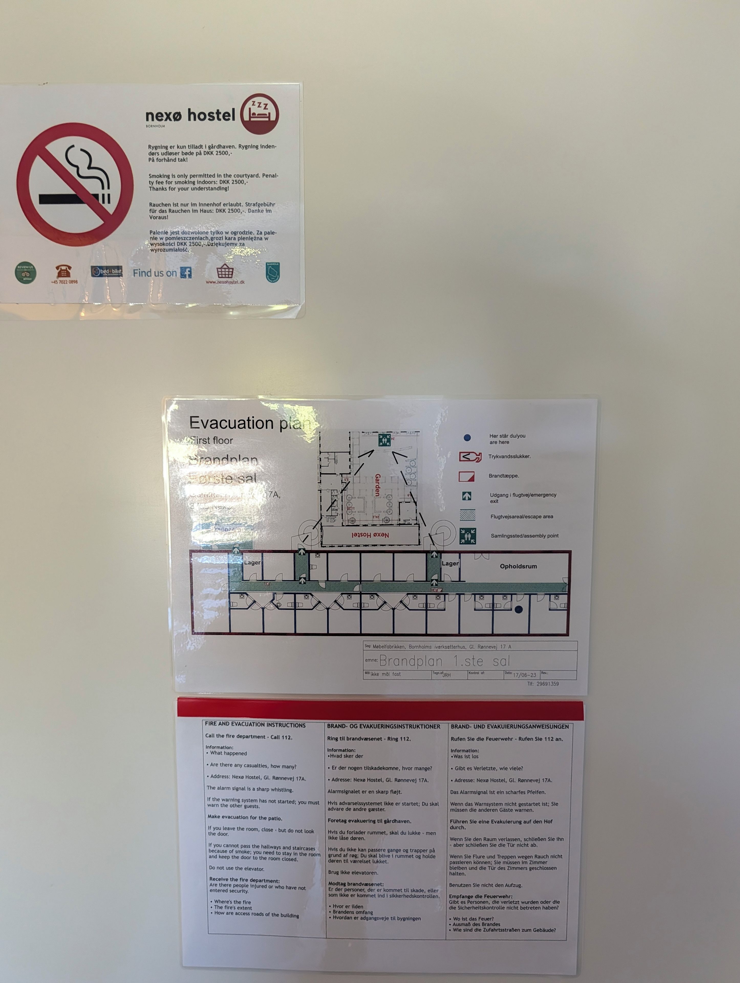 Skilte med røgfri zone-symbol, evakueringsplan og brand- og evakueringsvejledning.