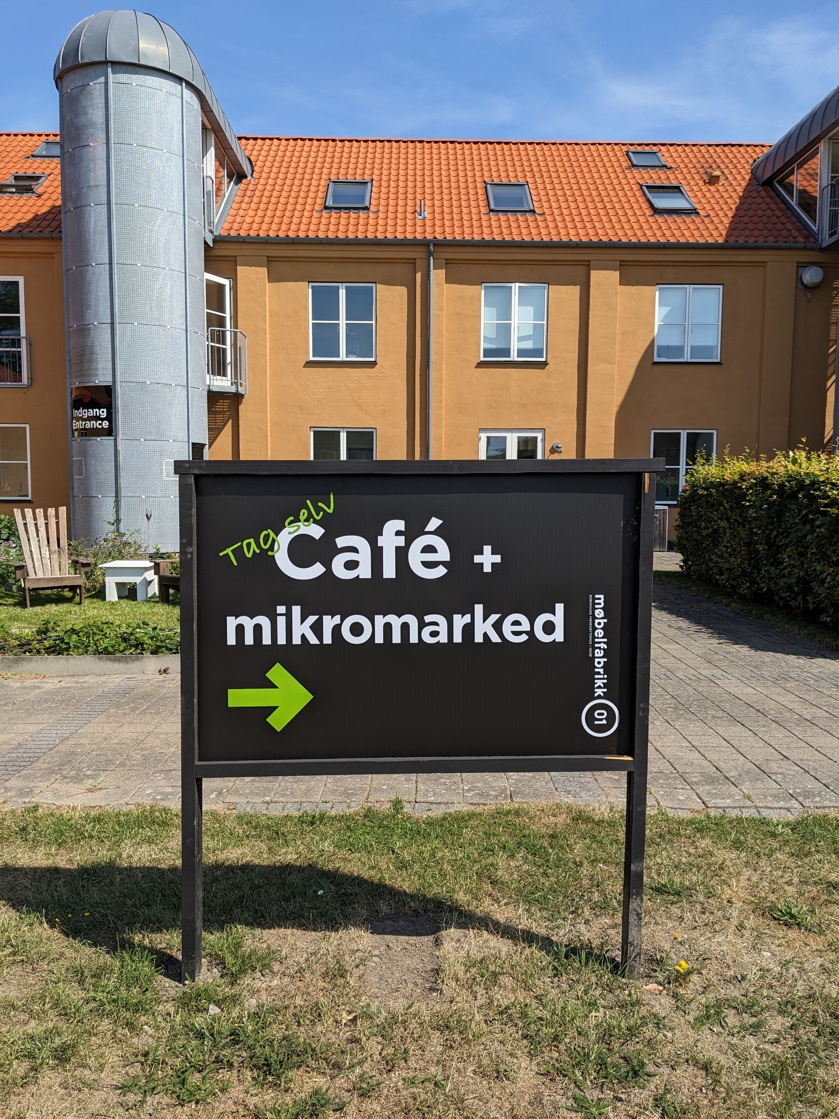 A sign for Café + mikromarked with an arrow pointing right.