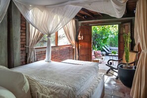 Villa Familiale, 4 chambres, vue cour intérieure, en bord de piscine | Coffres-forts dans les chambres, décoration personnalisée