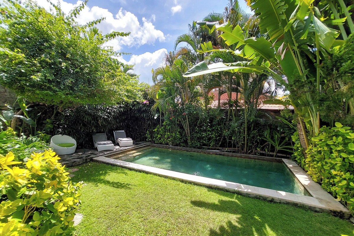 Vila luxo, 3 quartos, sacada, vista para a piscina | Cofres nos quartos, escrivaninha, ferros/tábuas de passar roupa