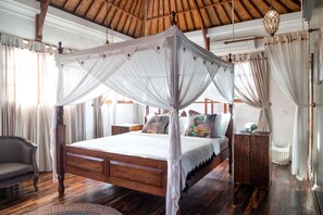Family Villa, 4 Bedrooms, Courtyard View, Poolside