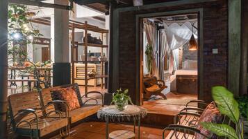 Vila Keluarga, 4 kamar tidur, pemandangan halaman, di pinggir kolam renang | Teras/patio