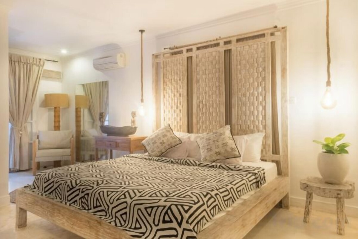 In-room safe, desk, iron/ironing board, WiFi (free)