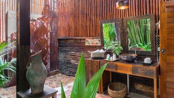 Vila Keluarga, 4 kamar tidur, pemandangan halaman, di pinggir kolam renang | Kamar mandi | Perlengkapan mandi gratis, pengering rambut, jubah mandi, dan kloset