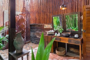 Villa Familiale, 4 chambres, vue cour intérieure, en bord de piscine | Salle de bain | Articles de toilette gratuits, sèche-cheveux, peignoirs, bidet