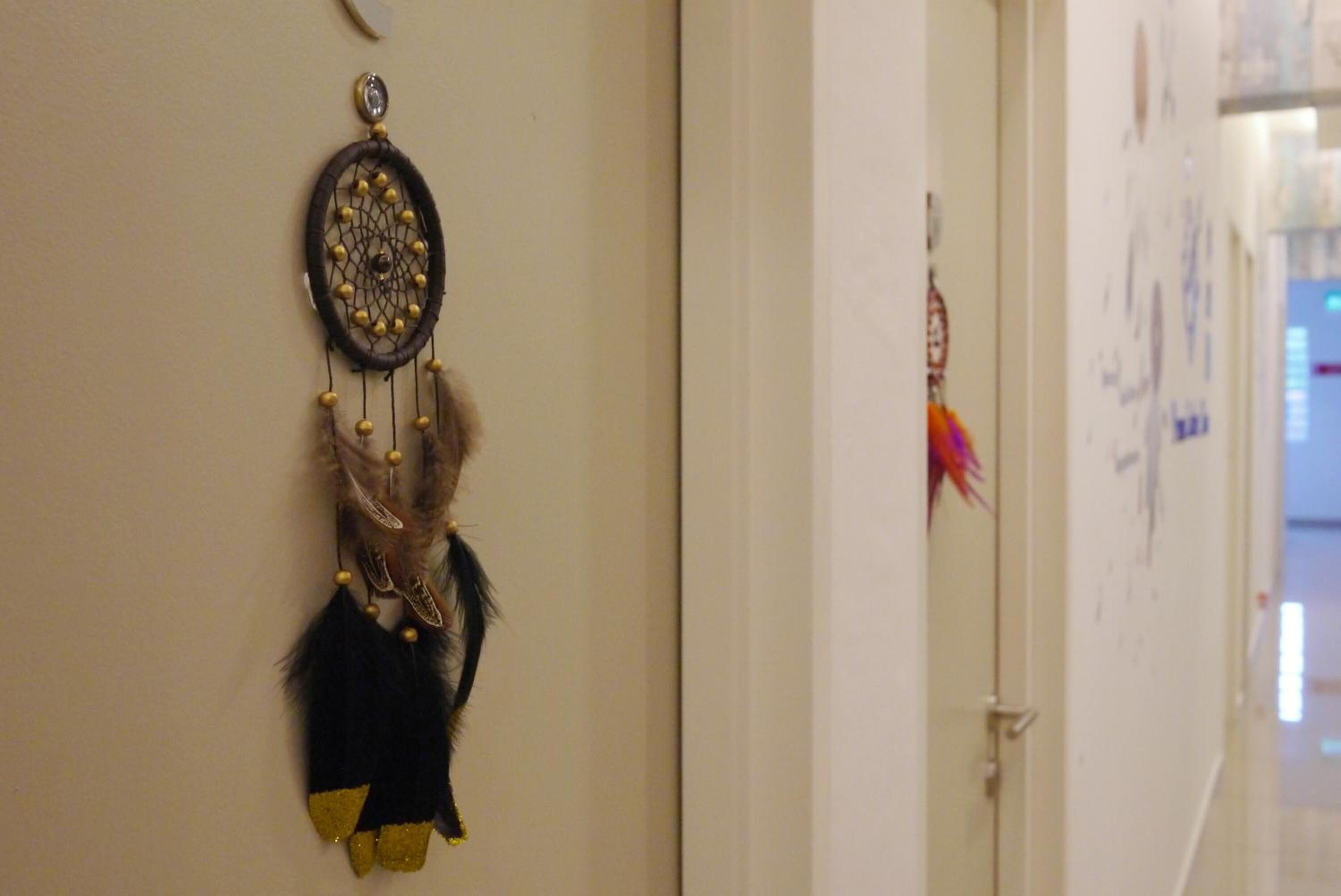 Ein Flur mit einem Traumfänger an der Wand.
