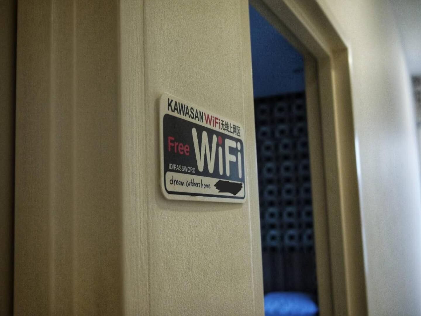 Señal que ofrece WiFi gratuito en una habitación.