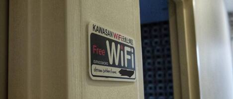 Señal que ofrece WiFi gratuito en una habitación.