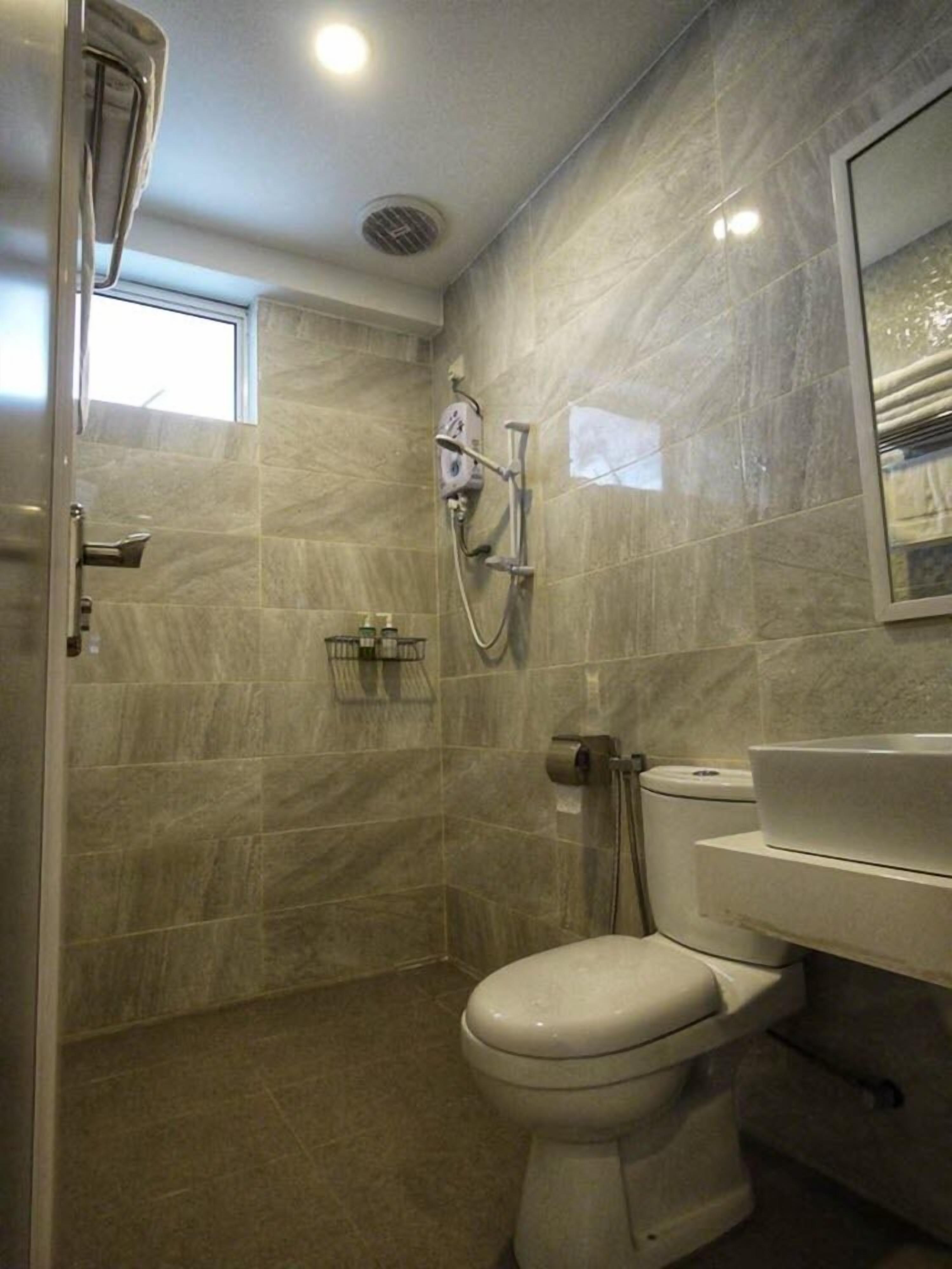 Een douche, gratis toiletartikelen, een haardroger, pantoffels