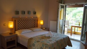 遮光カーテン、防音設備、ベビーベッド (無料)、WiFi (無料)